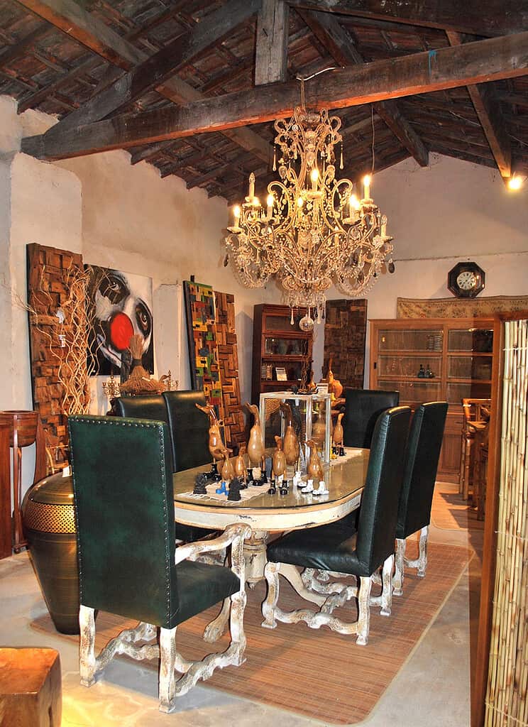 Grande table de salon et fauteuils