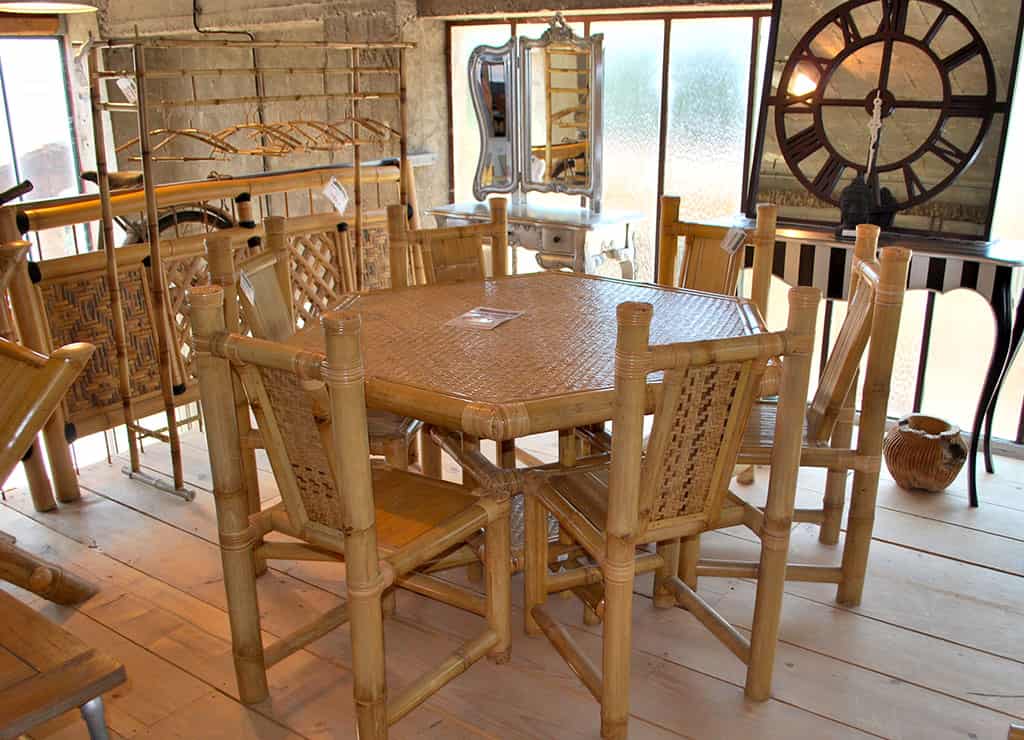 Table et chaises en bambou