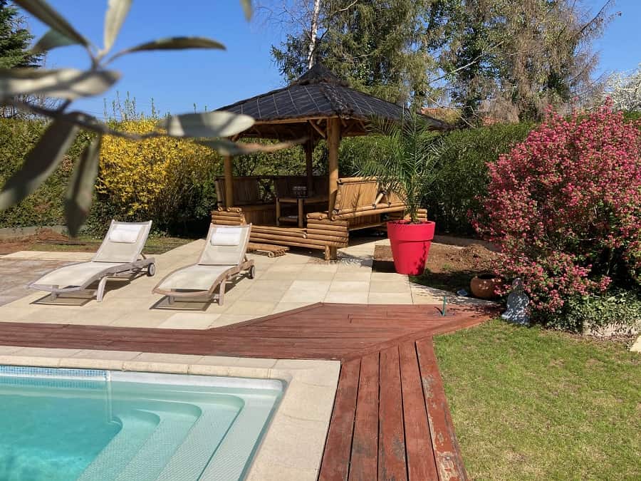 Gazébo modèle Lounge installé près de la piscine