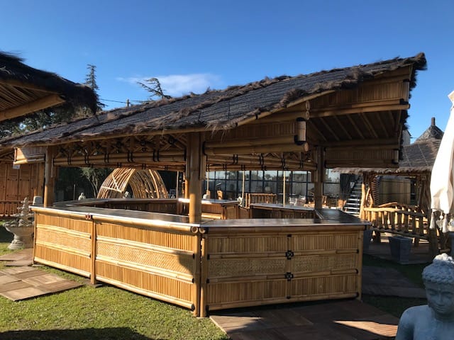 Grand bar bambou professionnel - un gazébo à destination des pros