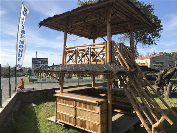 Maison en bambou sur pilotis