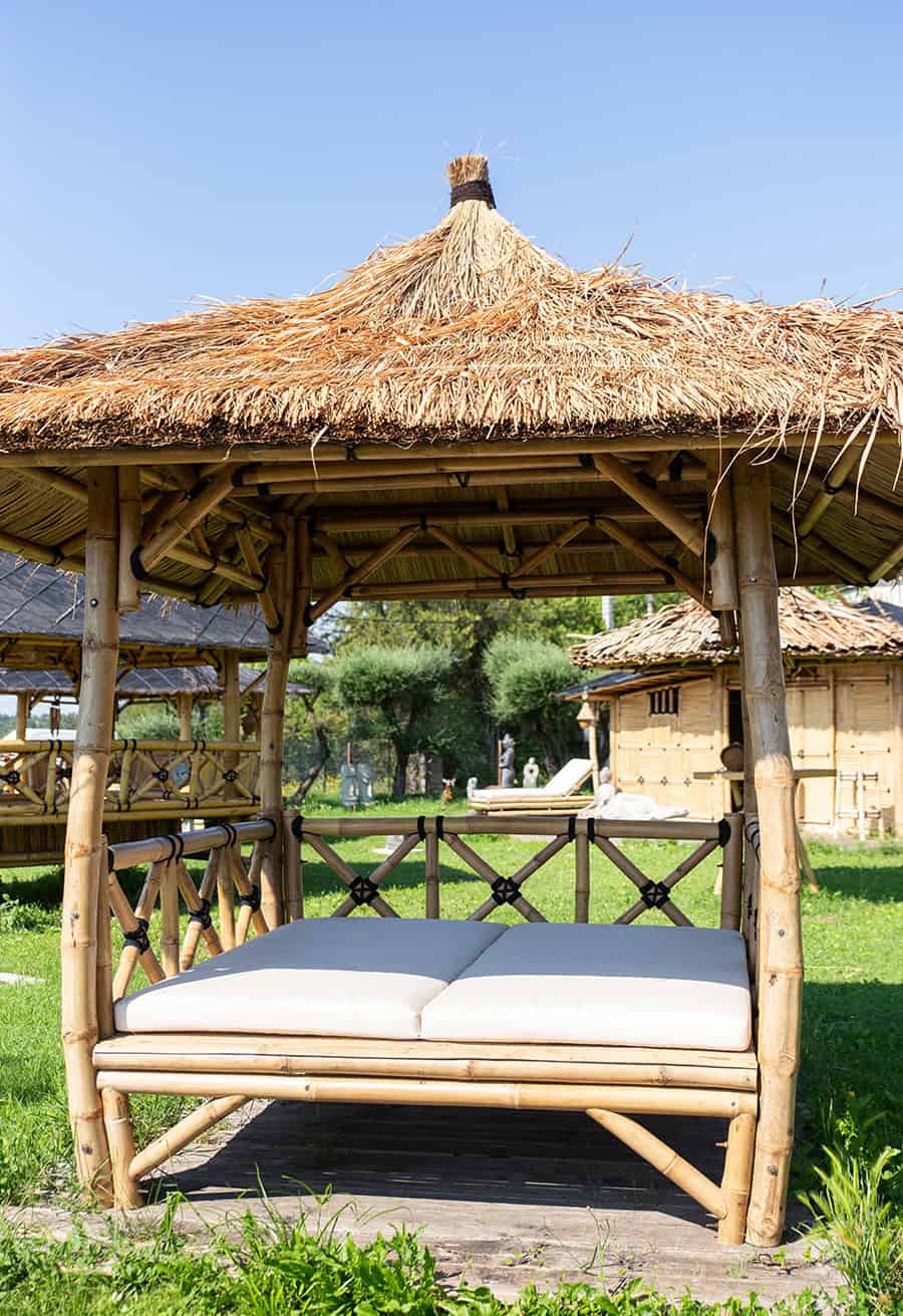 Paillote lit en bambou - toiture feuilles Alang Alang