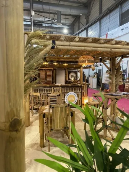 Paillote en bambou avec comptoir et tabourets – modèle pergola 2x3 m