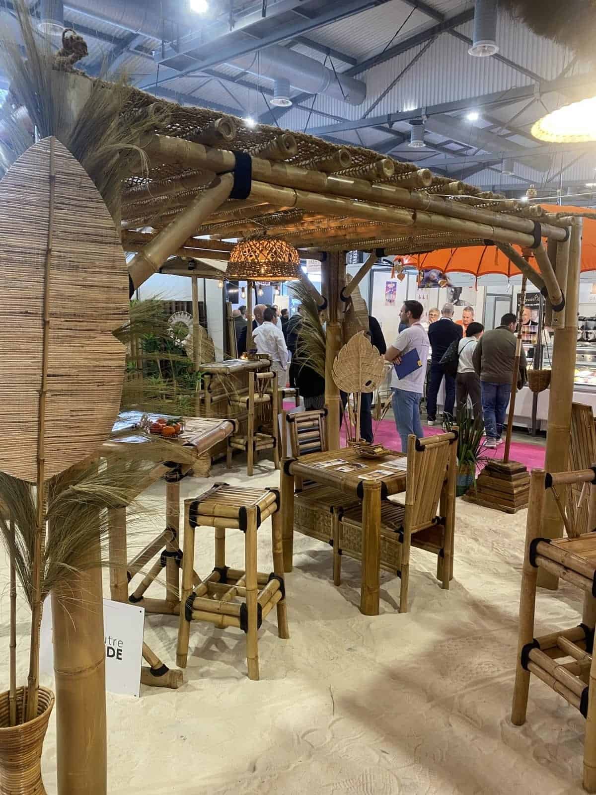 Éclairage et mobilier en bambou dans un stand d'exposition forestier.