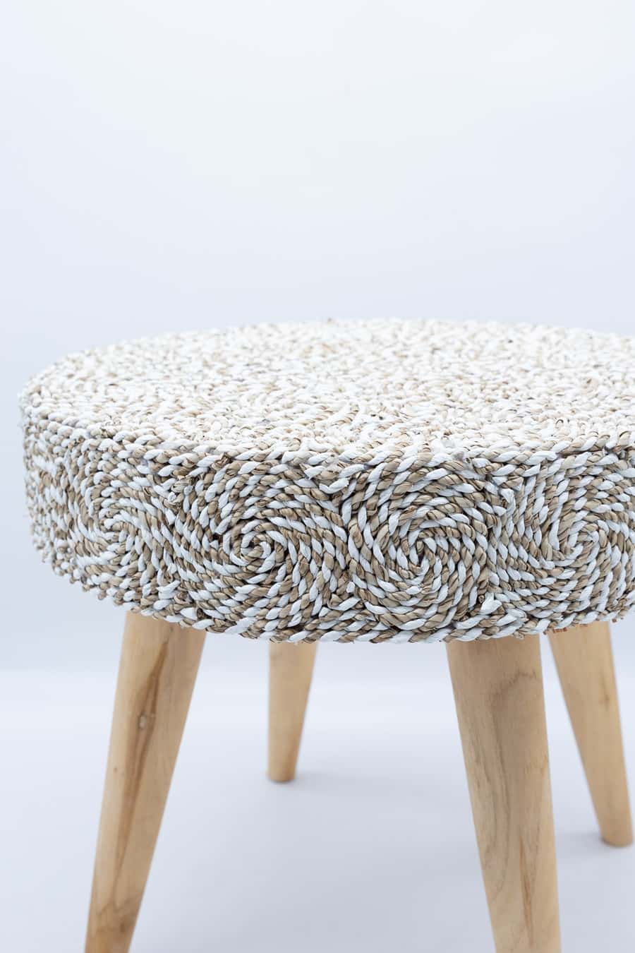 Tabouret en bois & raphia tressé - Un Autre Monde