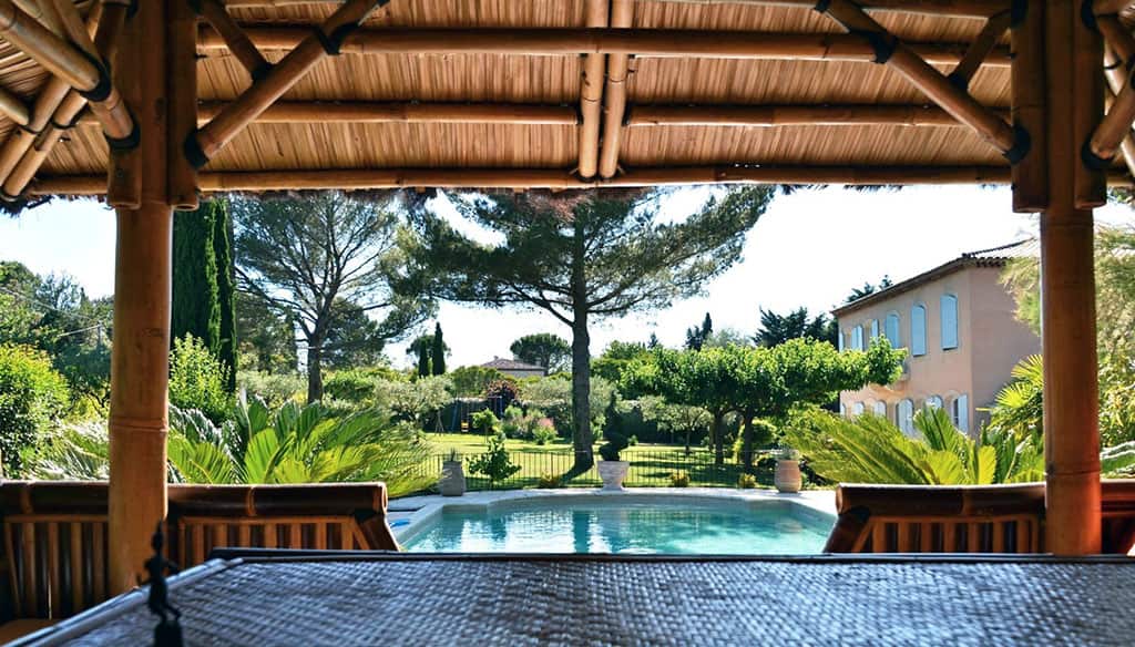 Intérieur gazébo passion avec vue sur la piscine